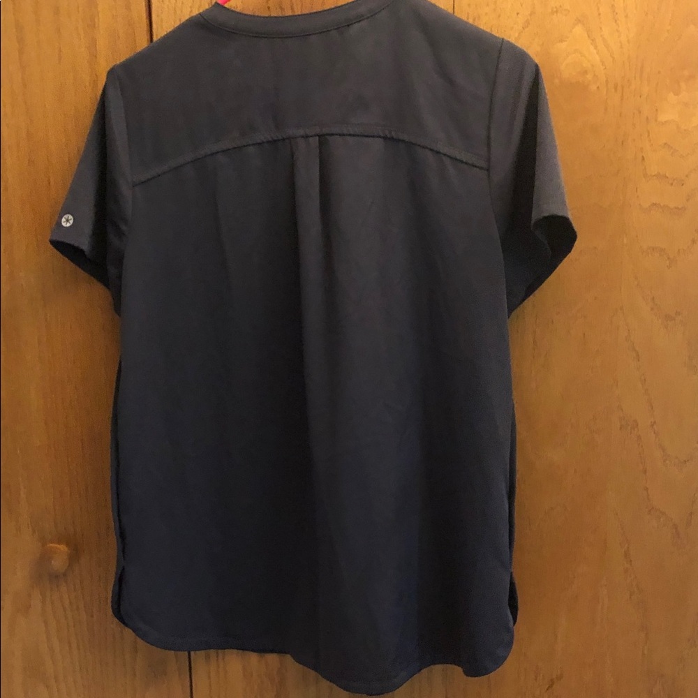Beyond Scrubs Women's gray Short-Sleeve Medical Top size Medium - Picture 3 of 3